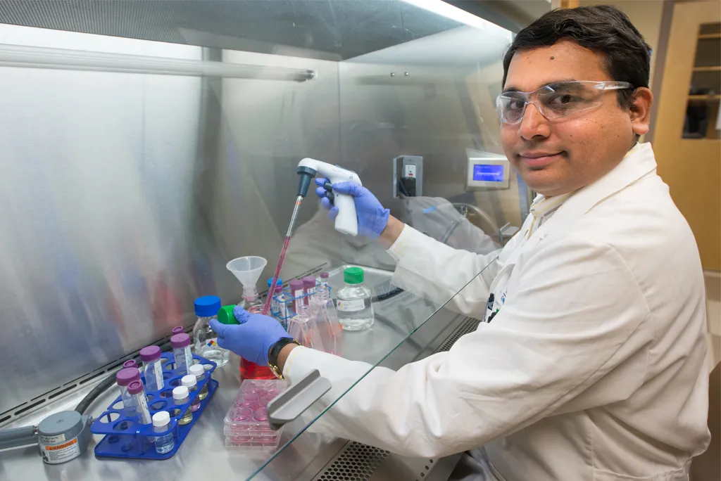 Srinidi Mohan working in a lab