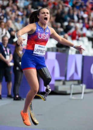 Para athlete Noelle Lambert shared her story with more than 300 UNE students. 