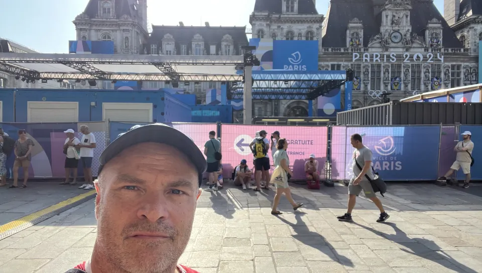 UNE's Norm O'Reilly poses in a selfie in front of the Hôtel de Ville in Paris, France