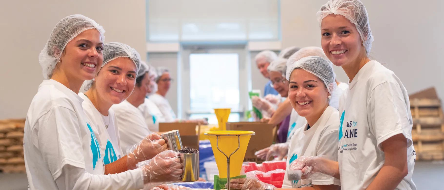 U N E students prepare meals