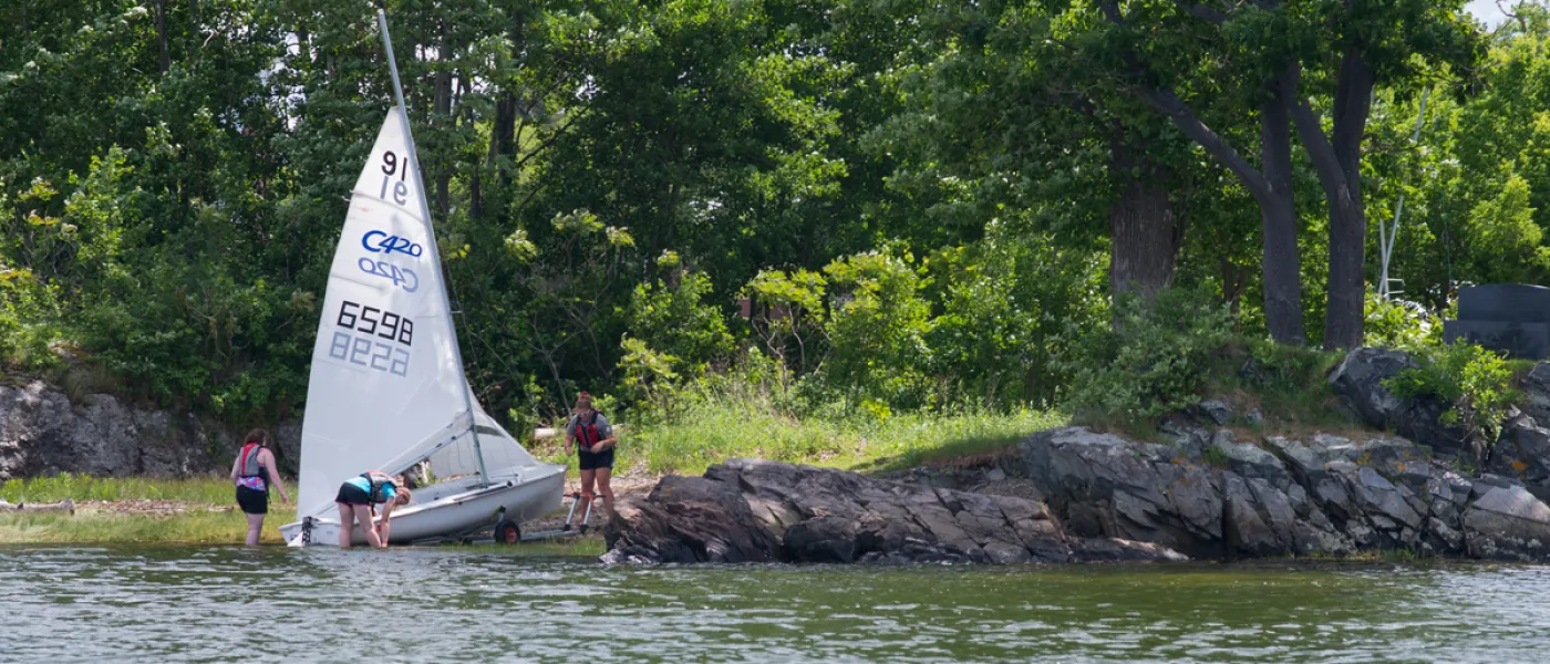 Several U N E students preparing to sail