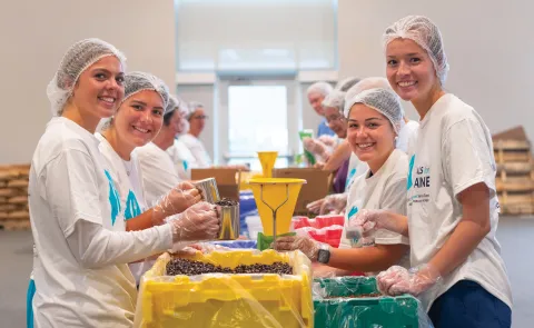 U N E students prepare meals